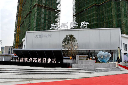 河畔豪庭3室2厅1卫精装储藏室分期